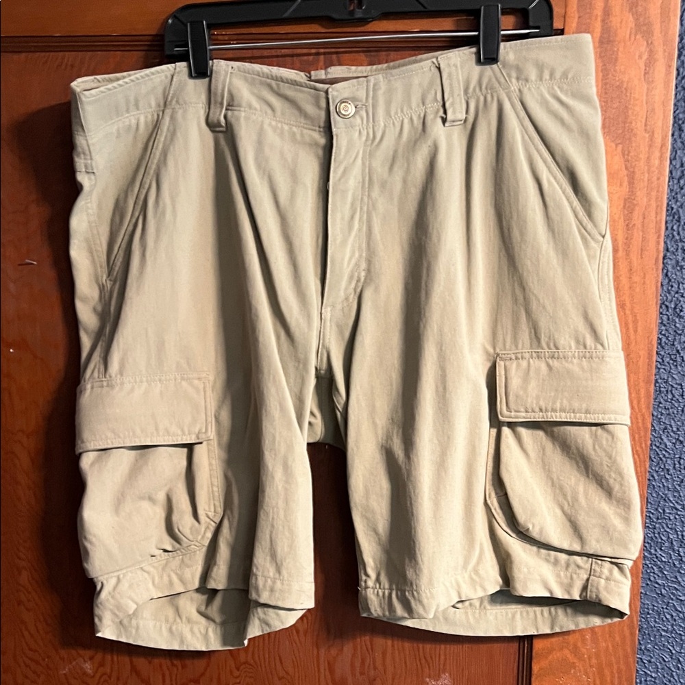 Under Armour Men's Tan Cargo Shorts